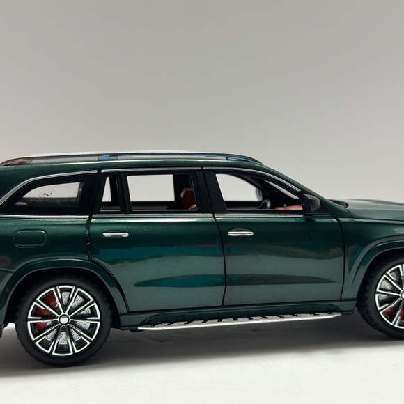 1:24 Mercedes-Benz GLS63 AMG DIECAST with led headlight and taillight Green - Picture 4 of 9